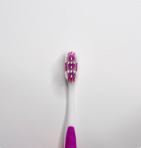 BROSSE À DENTS -SOIES MOYENNES ( VIOLET-BLANC) CHOGAN